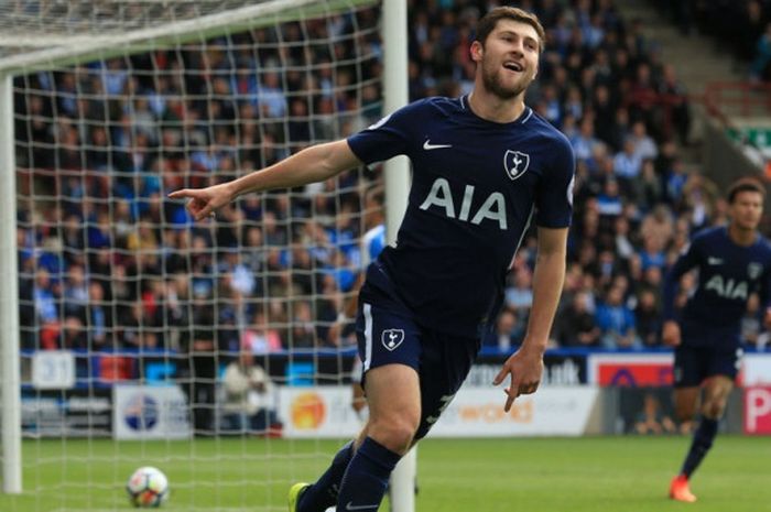 Bek kiri Tottenham Hotspur, Ben Davies, merayakan gol yang dia cetak ke gawang Huddersfield Town dalam laga Liga Inggris di Stadion John Smith's, Huddersfield, pada 30 September 2017.