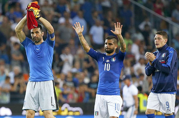 Pemain timnas Italia, kiper Gianluigi Buffon (kiri), striker Lorenzo Insigne (tengah), dan penyerang Andrea Belotti melambaikan tangan kepada pendukung tim usai melakoni laga melawan Liechtenstein dalam babak Kualifikasi Piala Dunia 2018 di Stadion Dacia Arena, Udine, Italia, pada 11 Juni 2017.