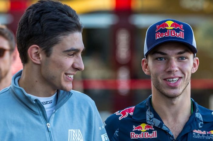 Pebalap Manor Racing, Esteban Ocon, berbincang dengan PIerre Gasly, yang merupakan driver ketiga untuk tim Red Bull Racing, jelang menghadapi GP Amerika Serikat, 22 Oktober 2016.