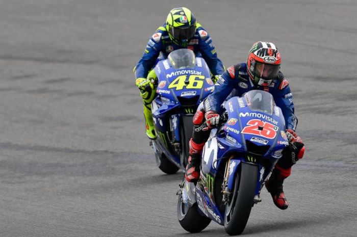 Pebalap Movistar Yamaha, Maverick Vinales (#25) berada di depan rekan satu timnya, Valentino Rossi (#46) pada seri balap MotoGP Argentina di Autodromo Termas de Rio Hondo (8/4/2018).