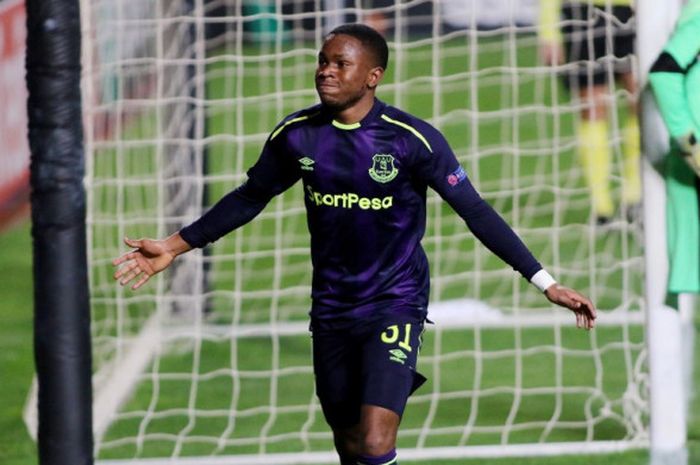 Pemain Everton, Ademola Lookman, merayakan gol yang dia cetak ke gawang Apollon Limassol dalam laga Grup E Liga Europa di Stadion GSP, Nicosia, Siprus, pada 7 Desember 2017.