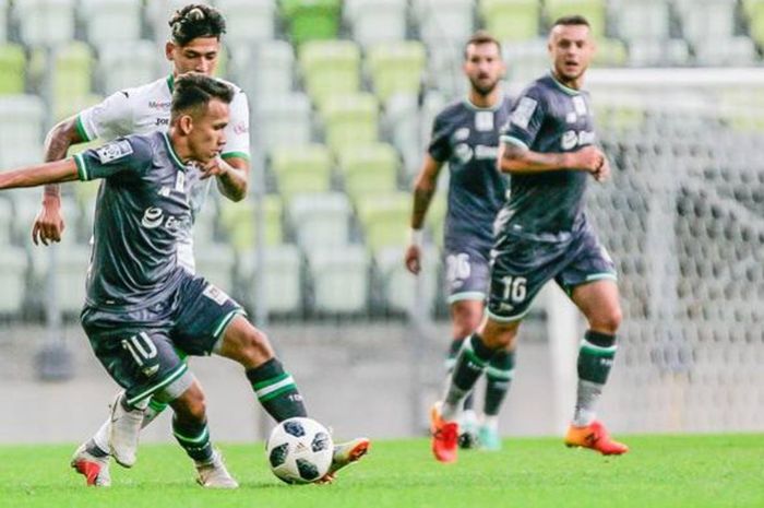     Egy Maulana Vikri akhirnya menjalani pertandingan pertama bersama tim utama Lechia Gdansk saat melawan Karpaty Lviv dalam partai persahabatan di Stadion Energa Gdansk, Minggu (9/9/2018).    