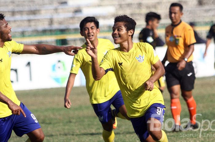 Penyerang Persegres, Patrick da Silva (kiri) melakukan selebrasi setelah mencetak gol.