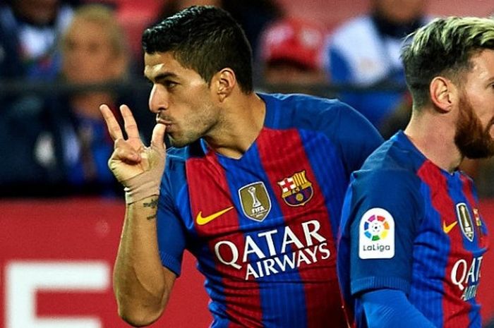 Luis Suarez dan Lionel Messi merayakan golnya kegawang Sevila dalam pertandingan lanjutan La Liga di Ramon Sanchez Pizjuan Stadium, Sevilla, Spanyol, 06 November 2016. 