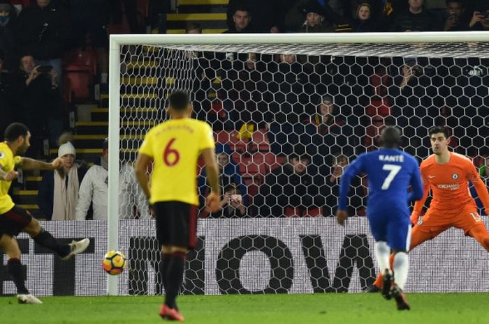 Striker Watford, Troy Deeney (kiri), mencetak gol penalti dalam laga Liga Inggris kontra Chelsea di Stadion Vicarage Road, Watford, pada 5 Februari 2018.