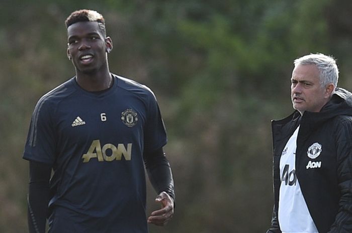 Ekspresi pelatih Manchester United, Jose Mourinho (kanan), dan gelandang Paul Pogba dalam sesi latihan di Carrington Training Complex, Manchester, Inggris pada 22 Oktober 2018.