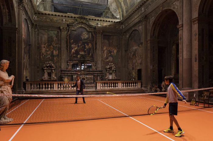 Suasana Lapangan tenis karya seniman Amerika Serikat, Asad Raza, di dalam Gereja Santo Paulus, Milan, Italia.