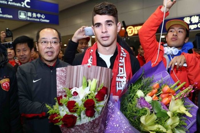  Gelandang baru Shanghai SIPG, Oscar dos Santos, tiba di Bandara Pudong, Shanghai, China, pada Senin (2/1/2017). 