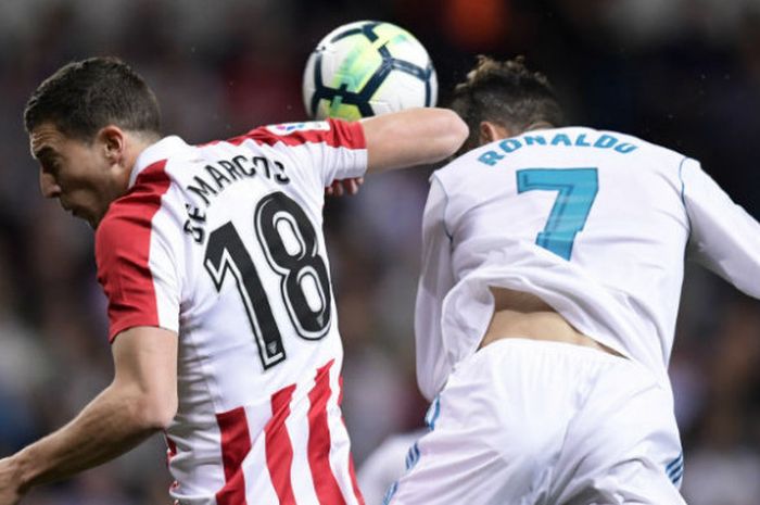  Bintang Real Madrid, Cristiano Ronaldo, menyundul bola dalam pertandingan pekan ke-33 Liga Spanyol melawan Athletic Bilbao di stadion Santiago Bernabeu, Madrid, pada Rabu (18/04/2018) atau Kamis dini hari WIB. 