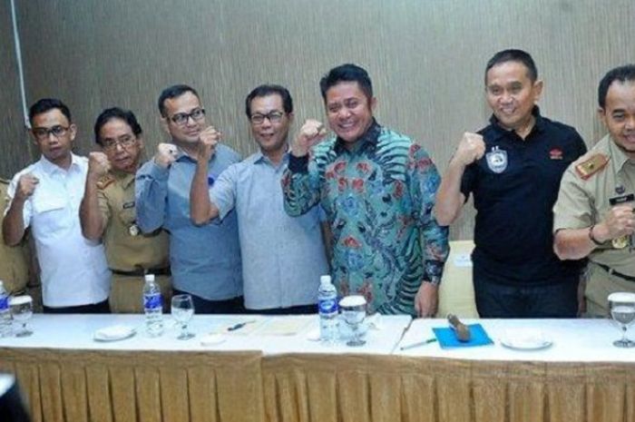 Gubernur Sumatera Selatan, Herman Deru, melakukan konferensi pers dengan pihak pengelola PT Sriwijaya Optimis Mandiri, Muddai Madang, di Hotel Horison Ultima, Senin (7/1/2019).