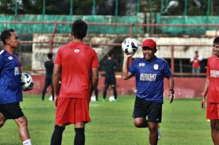 Asisten Pelatih PSM Makassar Bahar Muharram dan Syamsuddin Battola saat latihan pemain.