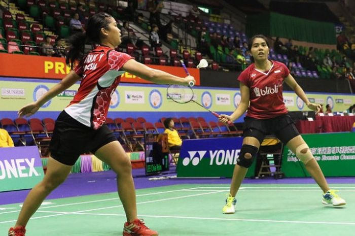 Pasangan ganda putri Indonesia, Yulfira Barkah/Nitya Krishinda Maheswari, mengembalikan kok ke arah Kim Hye-rin/Lee So-he (Korea Selatan) pada babak pertama Hong Kong Terbuka yang berlangsung di Hong Kong Coliseum, Rabu (22/11/2017).