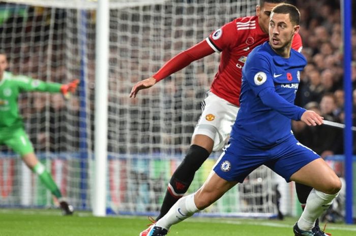 Pemain Chelsea, Eden Hazard, berusaha melewati kawalan bek Manchester United, Chris Smalling, pada laga lanjutan Liga Inggris di Stadion Stamford Bridge, Minggu (5/11/2017) waktu setempat.