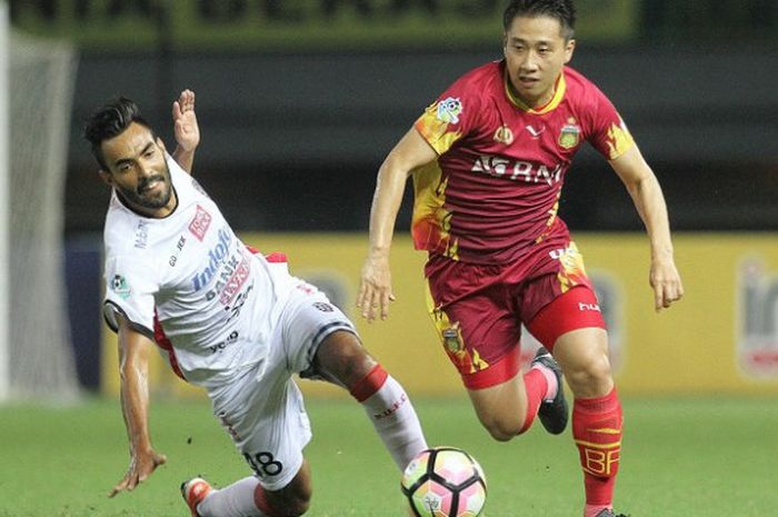 Gelandang asal Korea Selatan milik Bhayangkara FC, Le Yun-jun (kanan) meninggalkan pemain tengah Bali United, Marcos Flores dalam adu lari pada laga pekan ke-27 Liga 1 musim 2017 di Stadion Patriot, Kota Bekasi, Jumat (29/30/2017) malam.  