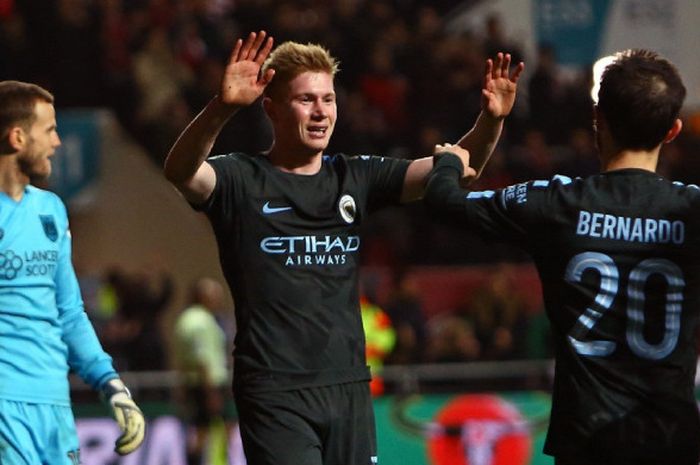 Gelandang Manchester City, Kevin De Bruyne (tengah), merayakan golnya bersama Bernardo Silva dalam laga leg kedua semifinal Piala Liga Inggris kontra Bristol City di Stadion Ashton Gate, Bristol, pada 23 Januari 2018.