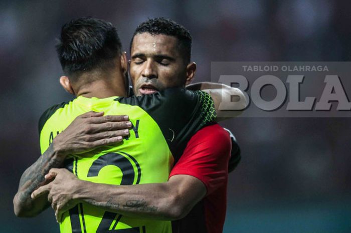 Penyerang timnas U-23 Indonesia, Alberto Goncalves,memeluk kiper Andritany  dalam pertandingan babak 16 besar sepak bola Asian Games 2018 di Stadion Wibawa Mukti, Jumat (24/8/2018). 