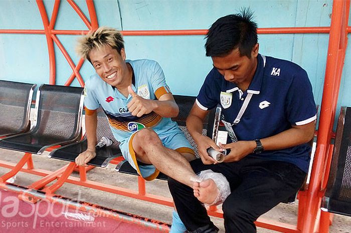 Kosuke Yamazaki Uchida mendapat perawatan dari tim medis Persela usai pertandingan kontra Perseru di Stadion Surajaya Lamongan, Jumat (8/9/2017) lalu.