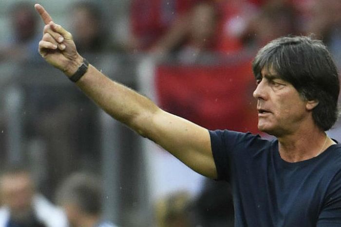 Pelatih Jerman, Joachim Loew, memberi instruksi pada pemainnya pada laga melawan Austria di Stadion Woerthersee, Klagenfurt, Austria, Sabtu (2/6/2018) sore waktu setempat atau Minggu dini hari WIB. 