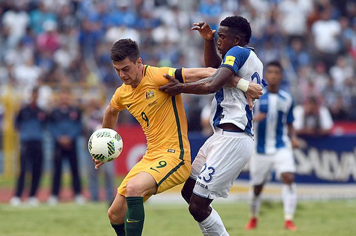 Pemain timnas Australia, Tomi Juric (kiri), dan pemain timnas Honduras, Johnny Palacios, berebut bola pada laga Kualifikasi Piala Dunia 2018 di San Pedro Sula, Honduras, pada 10 November 2017.