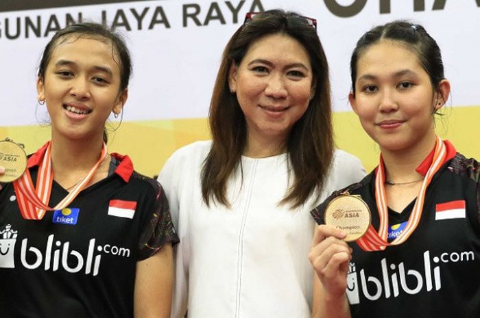 Kabid Binpres PP PBSI Susy Susanti (tengah) berpose dengan pasangan ganda putri Indonesia, Febriani Dwipuji Kusuma/Ribka Sugiarto, saat naik podium kampiun pada Kejuaraan Asia Junior 2018 di Jaya Raya Sport Hall Training Center, Jakarta, Minggu (22/7/2018).