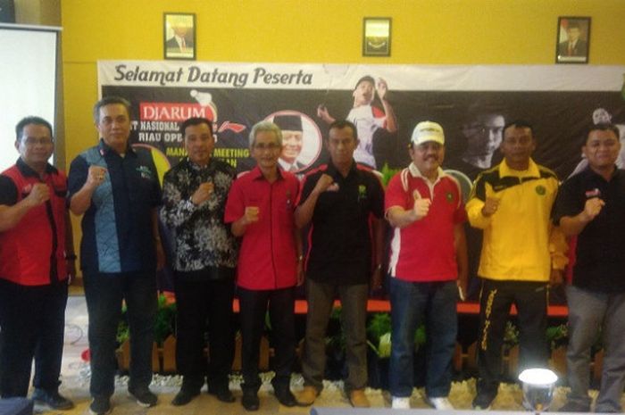 Kadispora Riau Doni Aprialdi (tapi putih) berfoto bersama perwakilan Forkopimda Riau, PB PBSI dan undangan, usai membuka Sirnas, Minggu (22/4/2018).