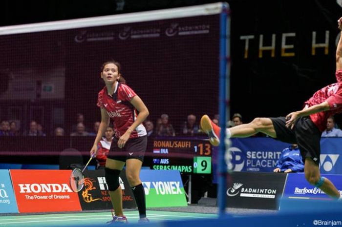 Ronald Alexander (kanan) dan Annisa Saufika di final SKYCITY New Zealand Open 2017 menghadapi pasangan Australia, Sawan Serasinghe/Setyana Mapasa.