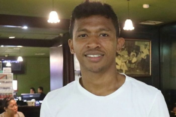  Bek kanan Madura United dan Timnas Indonesia U-19, Rifad Marasambessy.