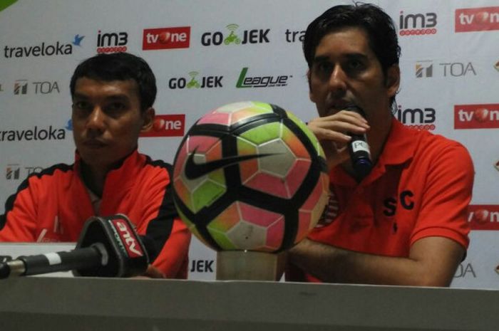 Pelatih Persija, Stefano Cugurra dan gelandang Novri Setiawan memberikan keterangan ke media selepas mereka mengalahkan PS TNI pada laga pekan ke-27 Liga 1 musim 2017 di Stadion Patriot, Kota Bekasi, Sabtu (30/9/2017) malam. 