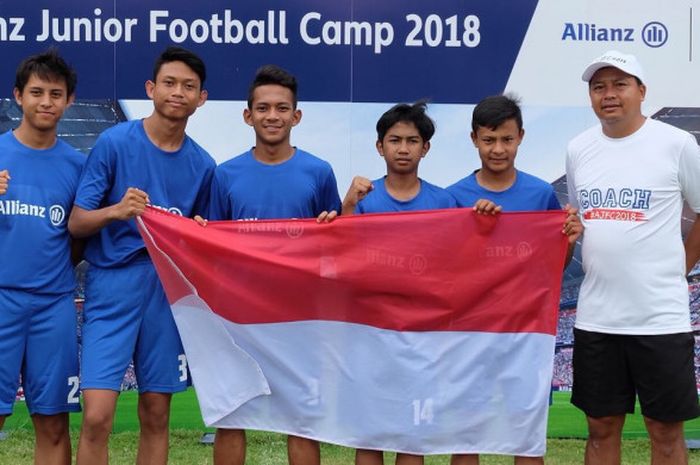 Trimur Vedhayanto (kanan), pemenang kisah Pahlawan Sepak Bola Allianz, beserta kontingen dari Indonesia yang mengikuti program Alllianz Junior Football Camp 2018 di Bangkok, Thailand.