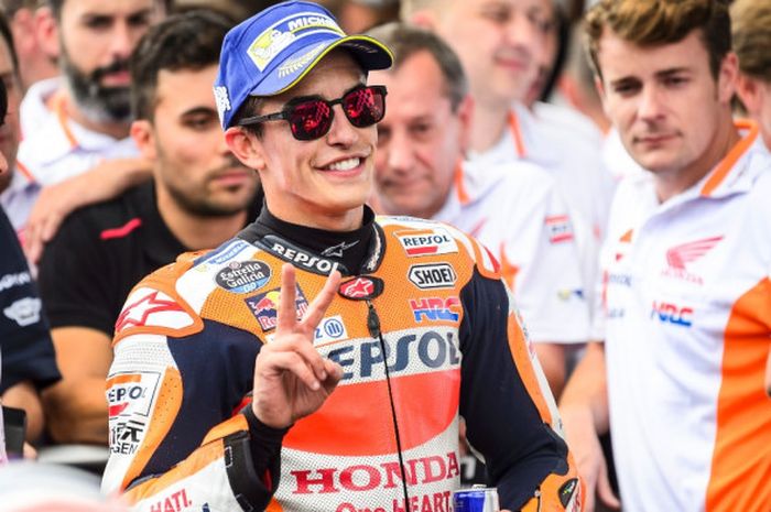 Pebalap MotoGP yang membela tim Repsol Honda, Marc Marquez, melakukan selebrasi seusai finis di urutan kedua pada GP Austria yang berlangsung di Red Bull Ring, Spielberg, Minggu (13/8/2017).