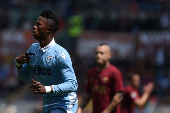 Pemain Lazio, Keita Balde Diao, merayakan gol yang dia cetak ke gawang AS Roma dalam laga Liga Italia di Stadion Olimpico, Roma, pada 30 April 2017.