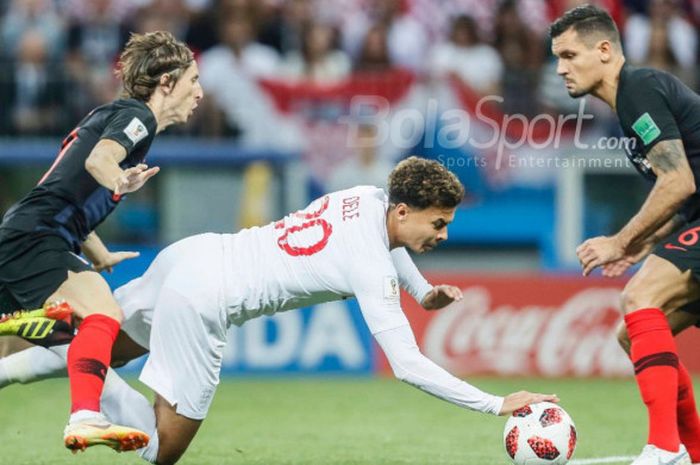   Dele Alli berduel dengan dua pemain Kroasia, Luka Modric dan Dejan Lovren dalam pertandingan semifinal Piala Dunia 2018, Rabu (11/7/2018)  di Luzhniki Stadium, Moskow.  