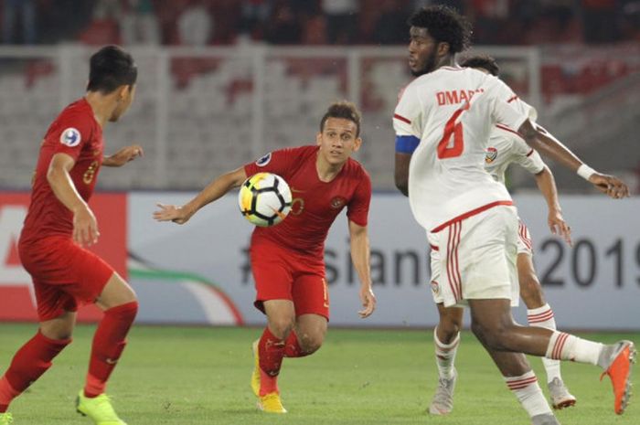 Gelandang timnas U-19 Indonesia, Egy Maulana Vikri (tengah), dalam laga melawan Uni Emirat Arab di Piala Asia U-19 2018, Rabu (24/10/2018) di Stadion Utama Gelora Bung Karno.