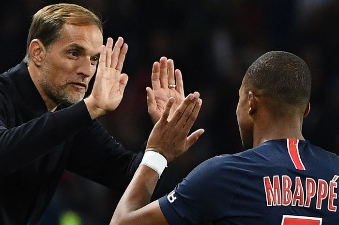 Pelatih Paris Saint-Germain, Thomas Tuchel, memberi selamat pada pemainnya, Kylian Mbappe, yang mencetak gol ke gawang Olympique Lyon dalam lanjutan Liga Prancis di Stadion Parc de Princes, Paris, Senin (8/10/2018) dini hari WIB.