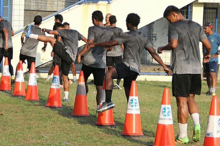   Latihan PSIS Semarang, Senin (15/4) sore di Stadion Citarum Semarang.  