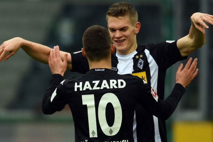 Penyerang Borussia Moenchengladbach, Thorgan Hazard, merayakan gol ke gawang Augsburg bersama bek Mathias Ginter pada laga Liga Jerman di Moenchengladbach pada Sabtu (20/1/2018).