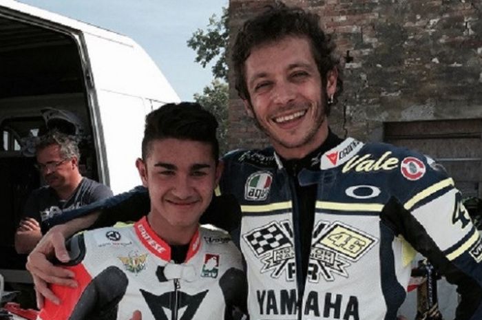 Valentino Rossi bersama salah satu anak didiknya di VR46 Riders Academy, Dennis Foggia.