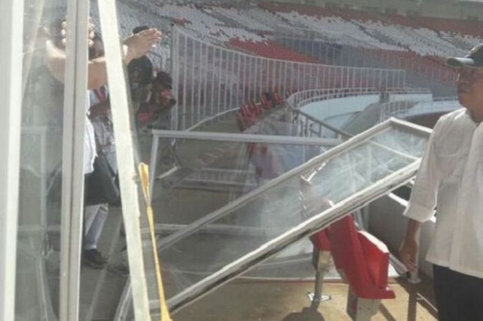 Menteri Pekerjaan Umum dan Perumahan Rakyat Basuki Hadimuljono saat meninjau kerusakan Stadion Utama Gelora Bung Karno (SUGBK), Senin (19/2/2018).