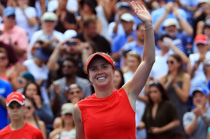 Petenis Ukraina, Elina Svitolina, melakukan selebrasi setelah mengalahkan Caroline Wozniacki (Denmark) pada babak final Rogers Cup yang berlangsung di Aviva Centre, Toronto, Kanada, Minggu (13/8/2017).