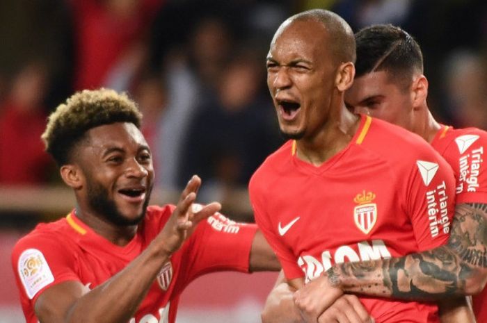 Gelandang AS Monaco, Fabinho (kedua dari kanan), merayakan golnya ke gawang Saint Etienne dalam laga Liga Prancis di Stadion Louis II, Monaco pada 12 Mei 2018.