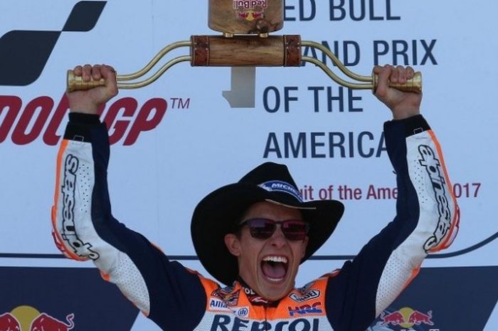   Pebalap Repsol Honda, Marc Marquez, merayakan kemenangan pada GP Americas di Circuit of The Americas (COTA), Minggu (23/4/2017).  