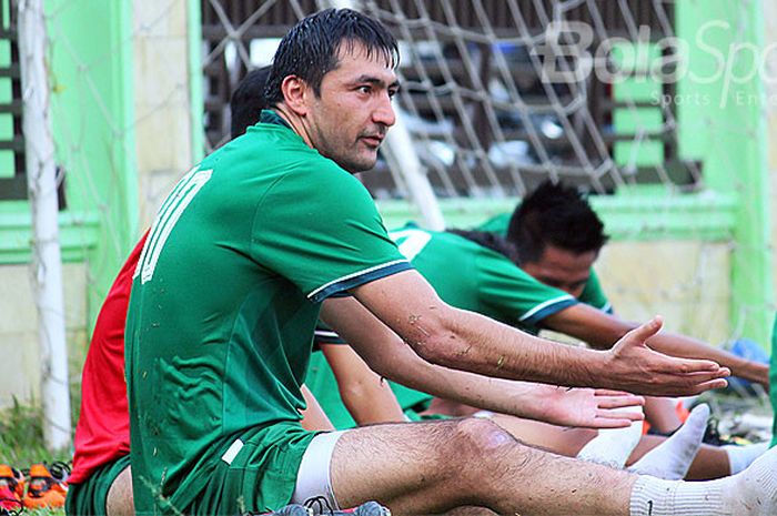 Gelandang PSMS Medan asal Uzbekistan, Dilshod Sharofetdinov, saat mengikuti sesi latihan.