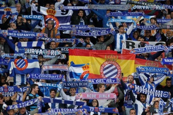 Pendukung Espanyol saat mendukung tim mereka dalam laga lanjutan Liga Spanyol kontra Barcelona di Stadion Cornella-El Prat, 29 April 2017.