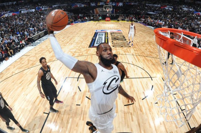 Aksi LeBron James saat akan melakukan dunk pada laga NBA All Star 2018 yang berlangsung di Staples Center, Los Angeles, pada Minggu (18/2/2018) waktu Amerika Serikat.