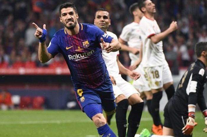 Striker Barcelona, Luis Suarez, merayakan gol keduanya ke gawang Sevilla dalam laga final Copa del Rey, di Stadion Wanda Metropolitano, pada Minggu (22/4/2018).