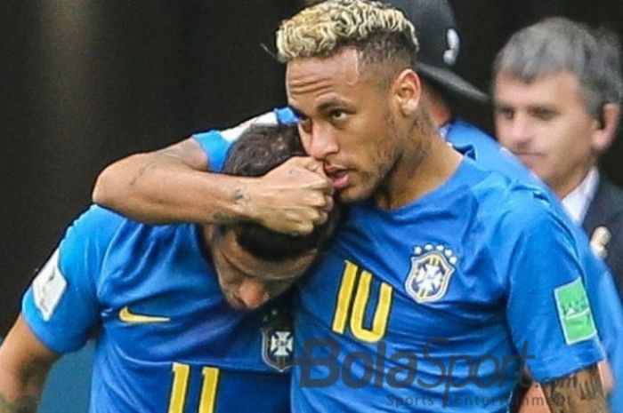 Neymar Jr. (kanan) menyelamati Philippe Coutinho selepas mencetak gol timnas Brasil ke gawang Kosta Rika dalam partai Grup E Piala Dunia 2018 di St. Petersburg, Jumat (22/6/2018).  