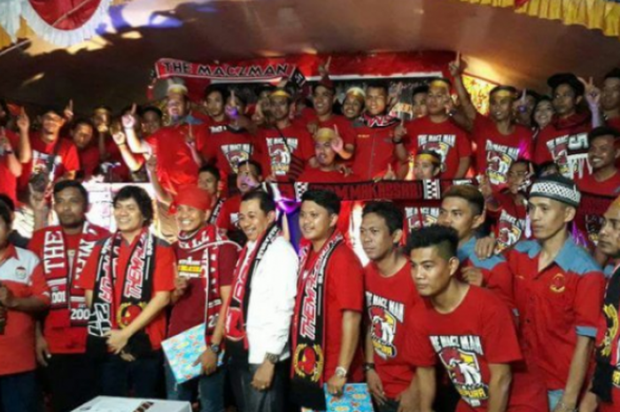 Pengurus besar kelompok suporter The Maczman melantik tiga zona baru di Jayapura i Mabes Maczman Papua, di Perumahan Gardenia Regency, Jl Baru Pasar Yotefa, Abepura., Selasa (26/9/2017) malam. Ada tiga zona dilantik, yakni zona Serui, zona Papua Barat (Manokwari) dan zona Papua (Jayapura). 