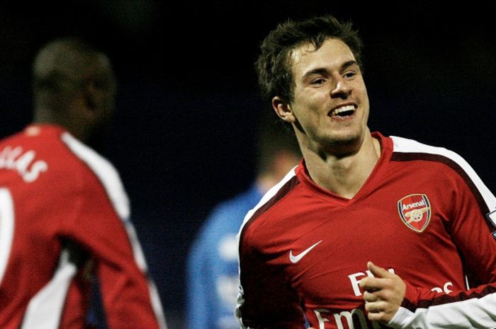 Gelandang Arsenal, Aaron Ramsey, merayakan gol yang dia cetak ke gawang Portsmouth dalam laga Liga Inggris di Stadion Fratton Park, Portsmouth, pada 30 Desember 2009.