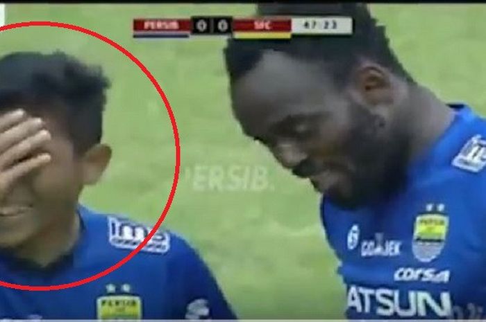 Eka Ramdani saat berdiskusi dengan Michael Essien.