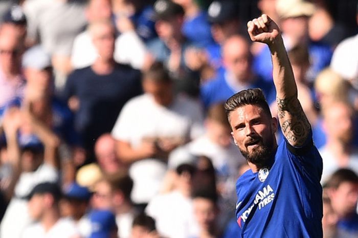 Penyerang Chelsea, Olivier Giroud, merayakan gol yang dicetak ke gawang Liverpool FC dalam laga Liga Inggris di Stadion Stamford Bridge, London pada 6 Mei 2018.